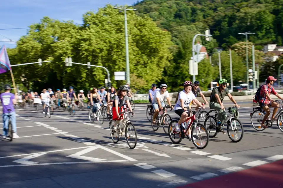 Menschen mit Fahrrädern auf einer Wiese