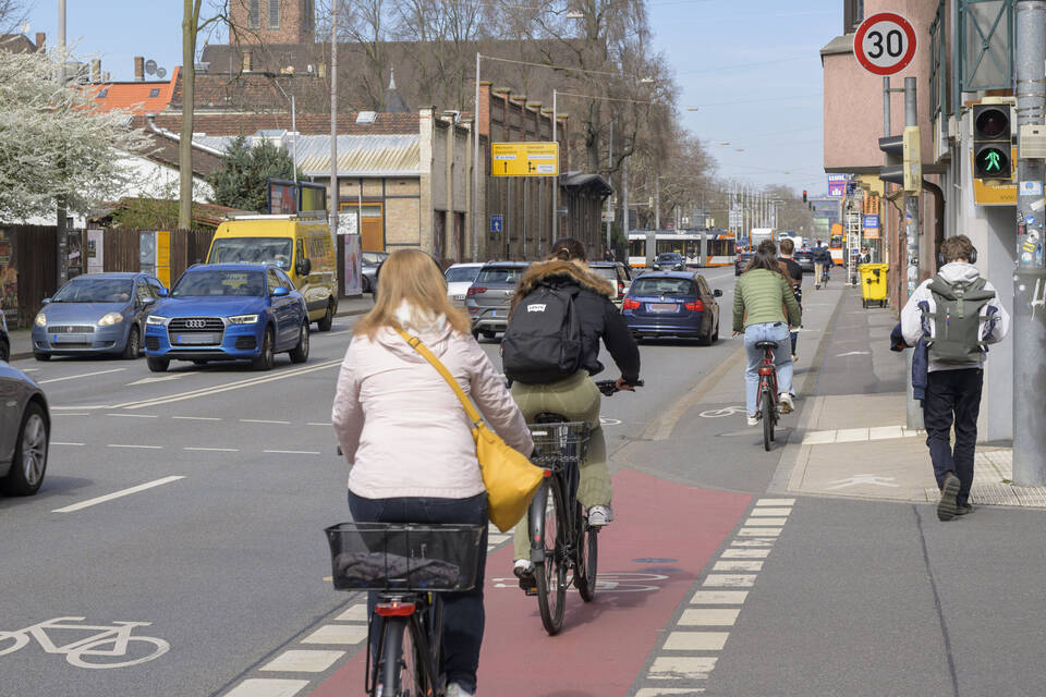 Radfahrer auf der gefählteten Mittmaierstraße