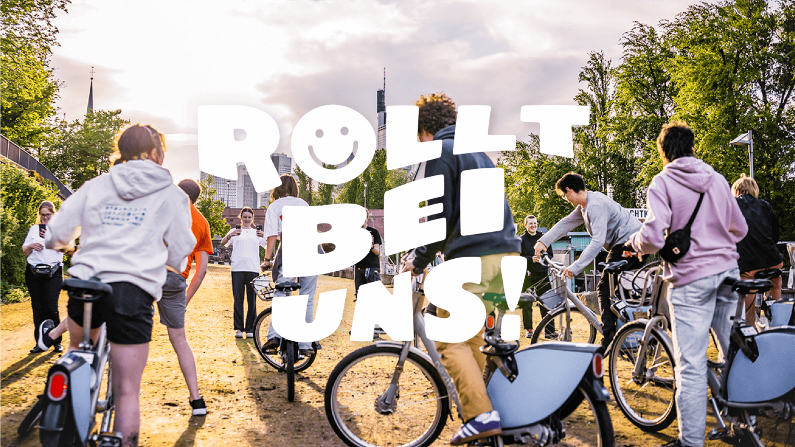 Gruppe von fahrradfahrenden Personen mit Text Rollt bei uns